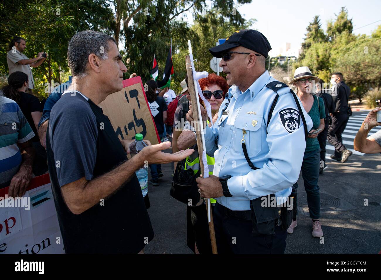 Jérusalem, Israël. 03ème septembre 2021. Un jour après que le Ministre israélien de la sécurité intérieure ait déclaré que les forces de police devaient éviter la confiscation des drapeaux palestiniens - des affrontements se sont produits alors que la police israélienne avait violemment volé des drapeaux aux mains des manifestants. Des manifestants juifs et palestiniens à Sheikh Jarach lors de la manifestation hebdomadaire devant le point de contrôle de la police israélienne à l'entrée du quartier - qui surveille l'entrée des non-résidents depuis avril dernier. Cheikh Jarach. Jérusalem, Israël. 3 septembre 2021. Credit: Matan Golan/Alay Live News Banque D'Images
