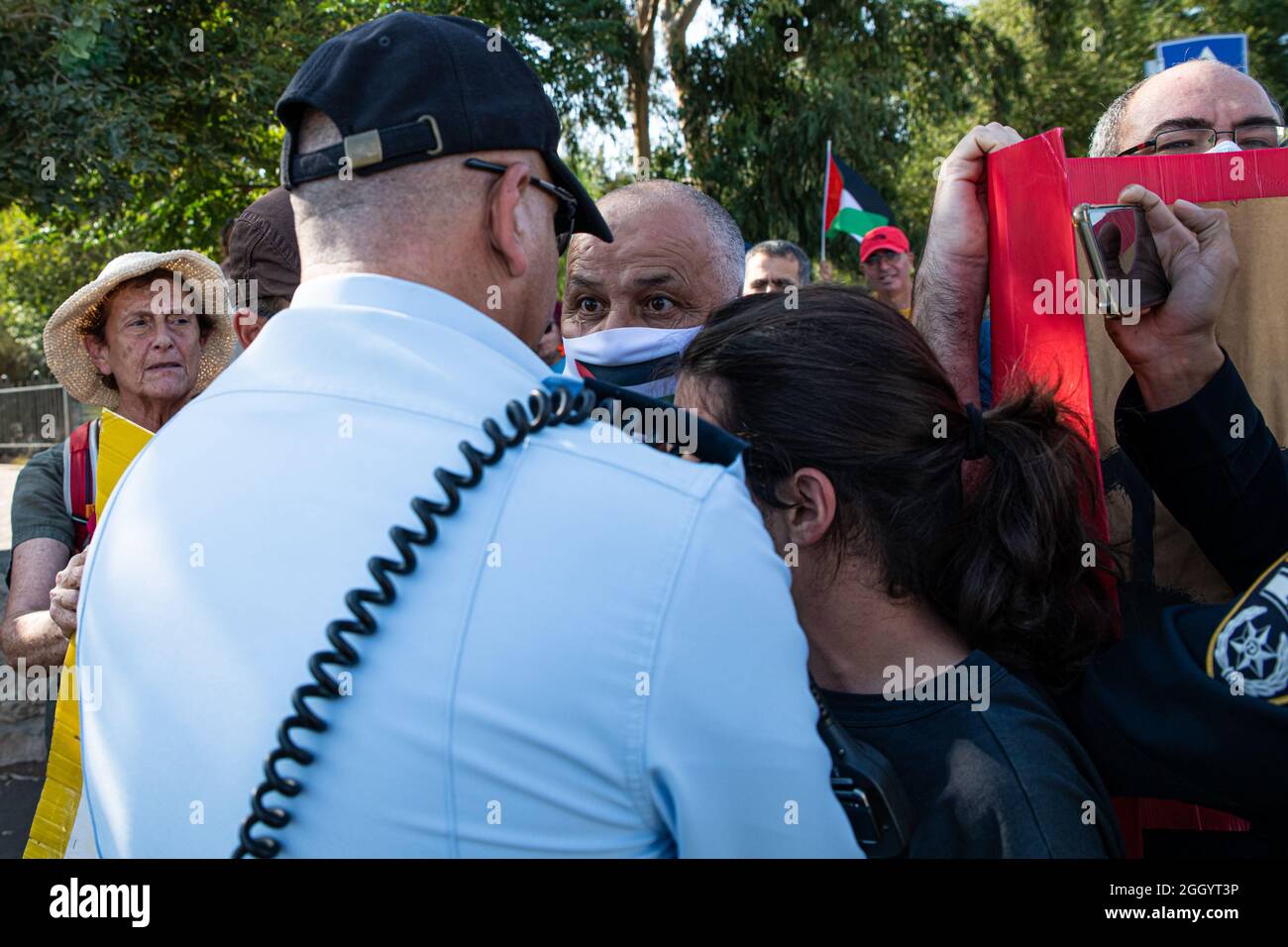 Jérusalem, Israël. 03ème septembre 2021. Un jour après que le Ministre israélien de la sécurité intérieure ait déclaré que les forces de police devaient éviter la confiscation des drapeaux palestiniens - des affrontements se sont produits alors que la police israélienne avait violemment volé des drapeaux aux mains des manifestants. Des manifestants juifs et palestiniens à Sheikh Jarach lors de la manifestation hebdomadaire devant le point de contrôle de la police israélienne à l'entrée du quartier - qui surveille l'entrée des non-résidents depuis avril dernier. Cheikh Jarach. Jérusalem, Israël. 3 septembre 2021. Credit: Matan Golan/Alay Live News Banque D'Images