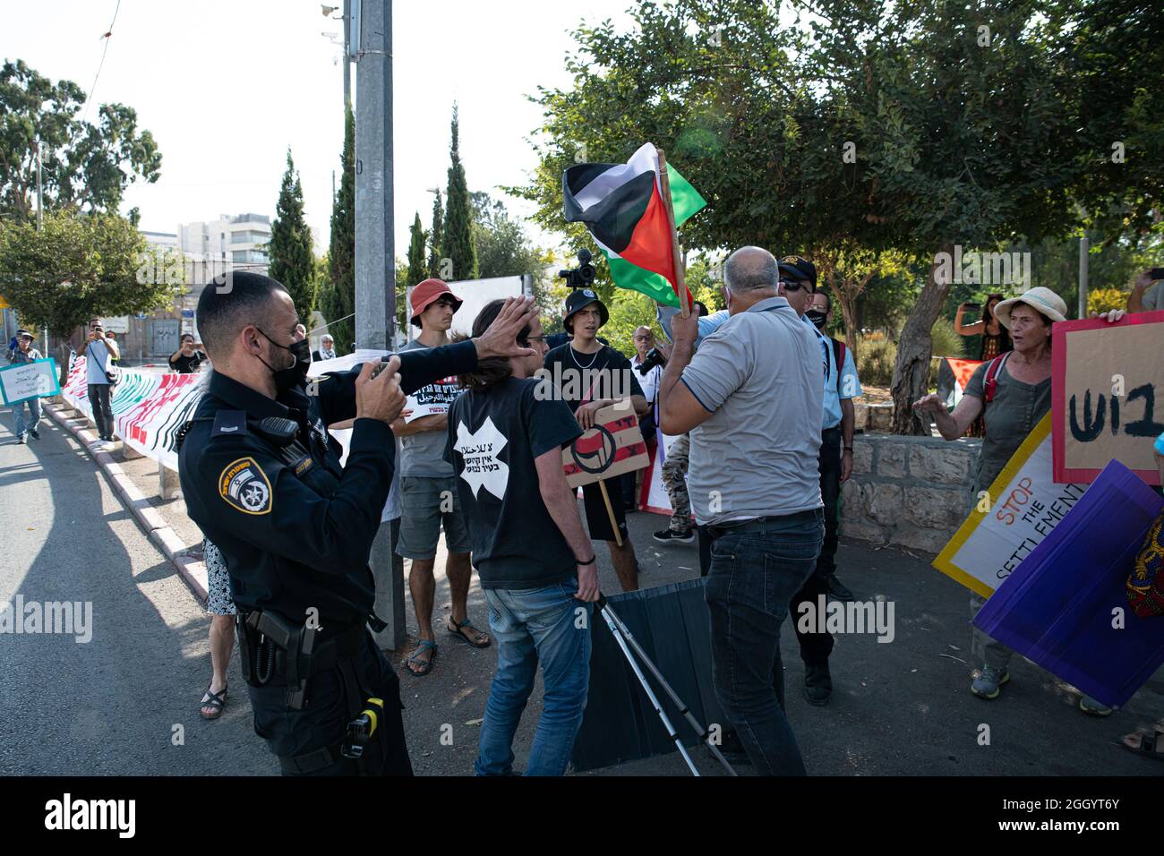 Jérusalem, Israël. 03ème septembre 2021. Un jour après que le Ministre israélien de la sécurité intérieure ait déclaré que les forces de police devaient éviter la confiscation des drapeaux palestiniens - des affrontements se sont produits alors que la police israélienne avait violemment volé des drapeaux aux mains des manifestants. Des manifestants juifs et palestiniens à Sheikh Jarach lors de la manifestation hebdomadaire devant le point de contrôle de la police israélienne à l'entrée du quartier - qui surveille l'entrée des non-résidents depuis avril dernier. Cheikh Jarach. Jérusalem, Israël. 3 septembre 2021. Credit: Matan Golan/Alay Live News Banque D'Images