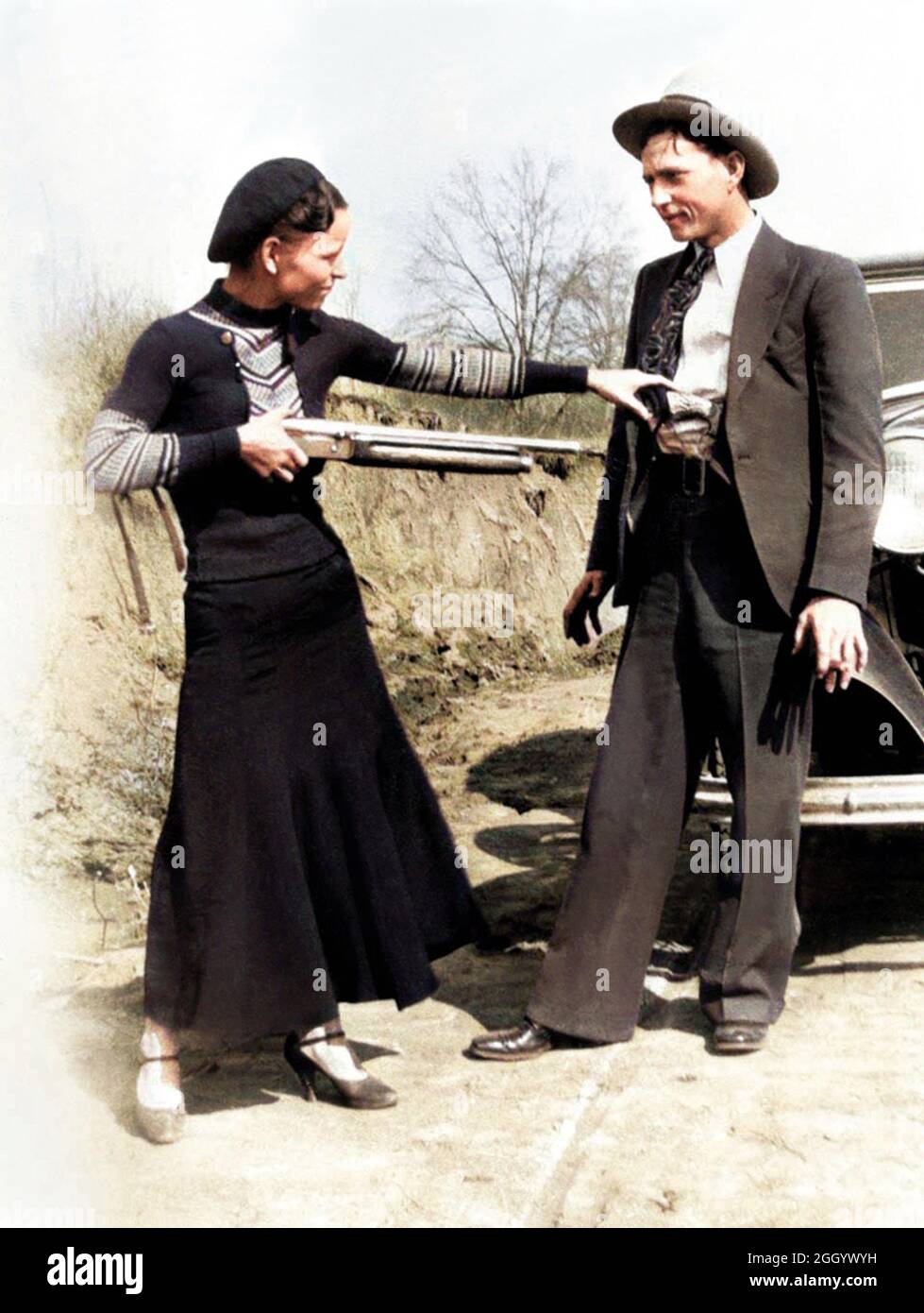 1934 , Arkansas , USA : les célèbres gangsterns BONNIE PARKER ( 1910 - 1934 ) et CLYDE BARROW ( 1909 - 1934 ). Contrairement à la croyance populaire, les deux n'ont jamais épousé. Ils étaient dans une relation de longue date. Posant devant une automobile Ford V8 1932 où Bonnie et Clyde sont morts le 23 mai 1934 . Photographe inconnu . COLORISÉ NUMÉRIQUEMENT . - HORS-LA-LOI - KILLER - ASSASSINO - délinquant - criminalità organizata - GANGSTERN - Bos - CRONACA NERA - CRIMINALE - voiture - automobile - chapeau - cappello - fucile - arma - fusil - fusil - fusil - chaussures - scarpe -- Archivio GBB Banque D'Images