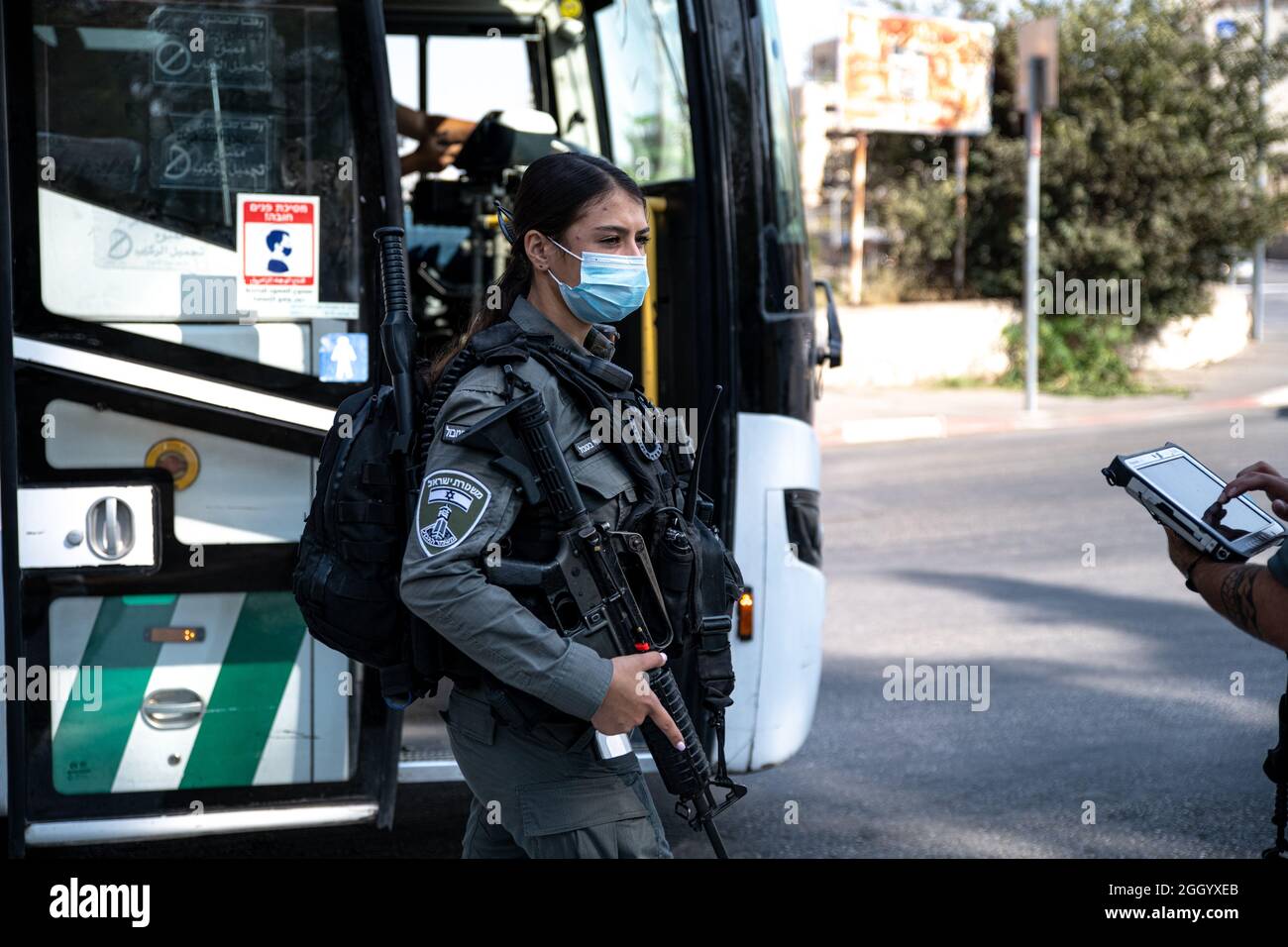 Jérusalem-est, Israël. 03ème septembre 2021. Soldats armés des forces de défense israéliennes de l'unité de contrôle des frontières, faisant respecter les restrictions de transport public de Covid-19 à Jérusalem-est. Payer des amendes à ceux qui ne portent pas de masque. Selon les chauffeurs de bus, il s'agit d'un événement occasionnel des dernières semaines dans les zones palestiniennes de la ville. Palestine / Israël, Jérusalem. 3 septembre 2021. Credit: Matan Golan/Alay Live News Banque D'Images