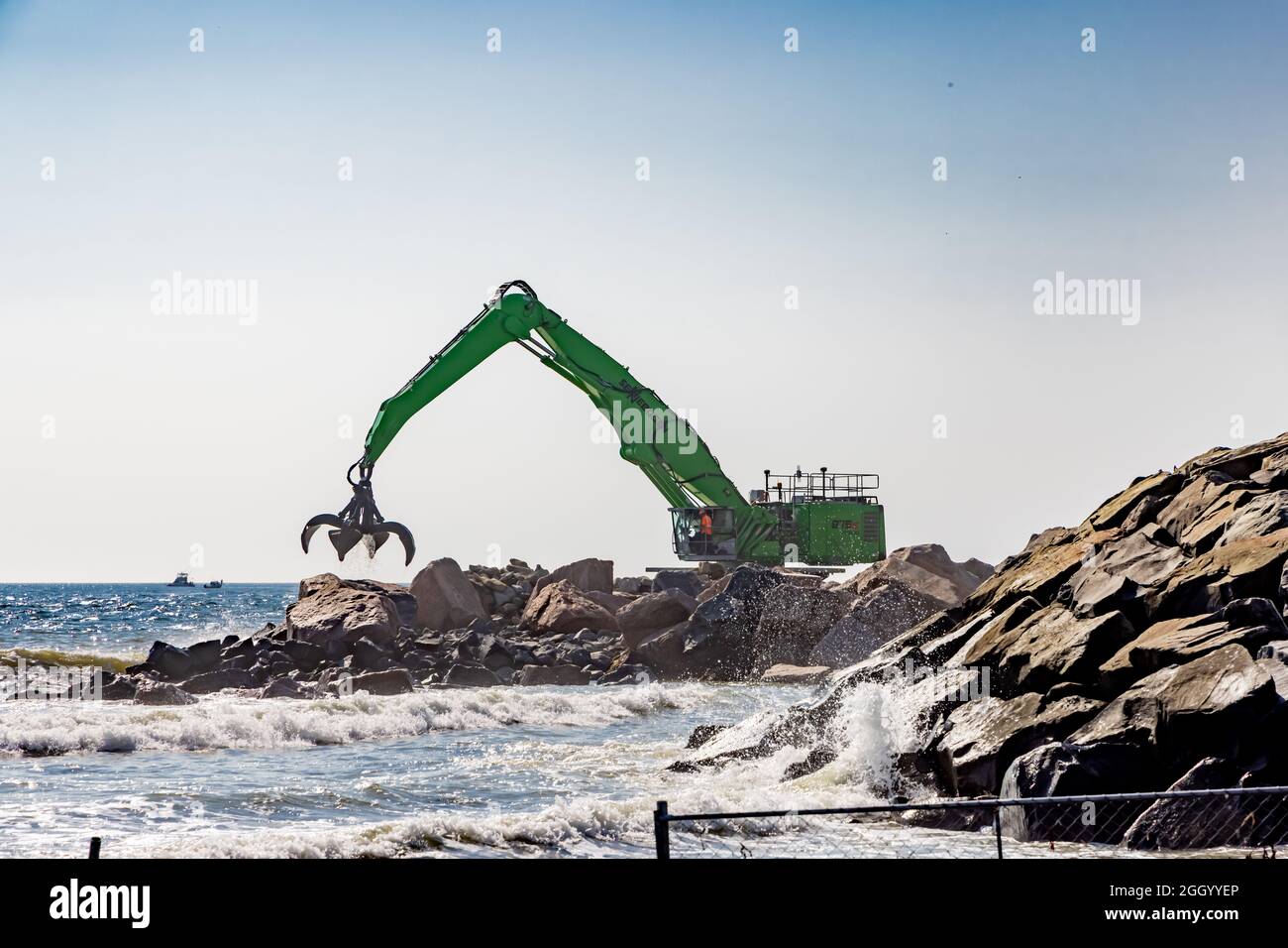 Pelle hydraulique avec grappins rotatifs hydrauliques travaillant au phare de Montauk Banque D'Images
