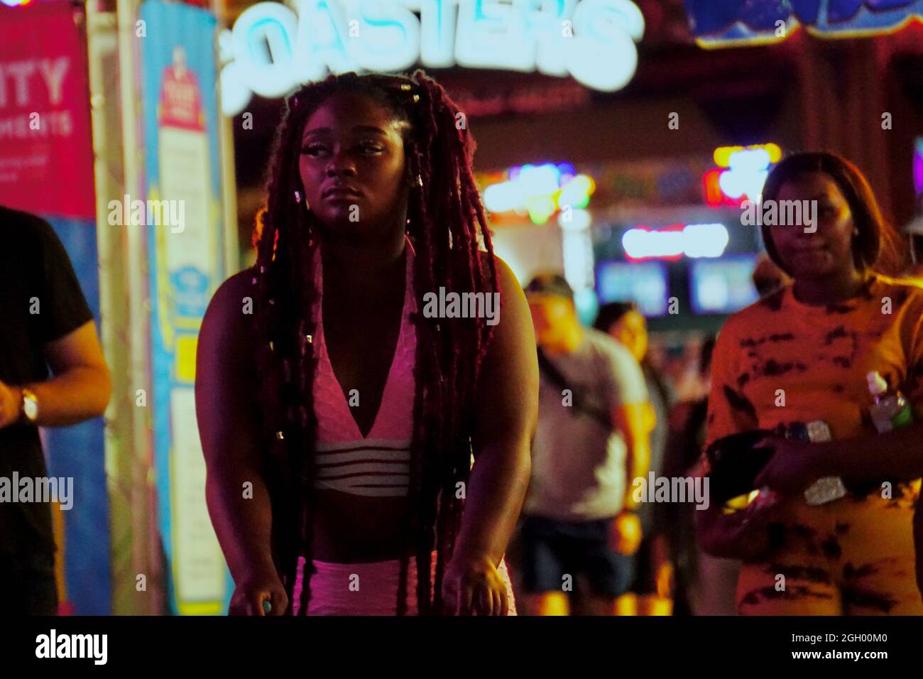 Des femmes noires, des visiteurs afro-américains, sur le Midway à la foire de l'État du Minnesota en 2021, représentant la diversité locale.St. Paul, Minnesota. Banque D'Images