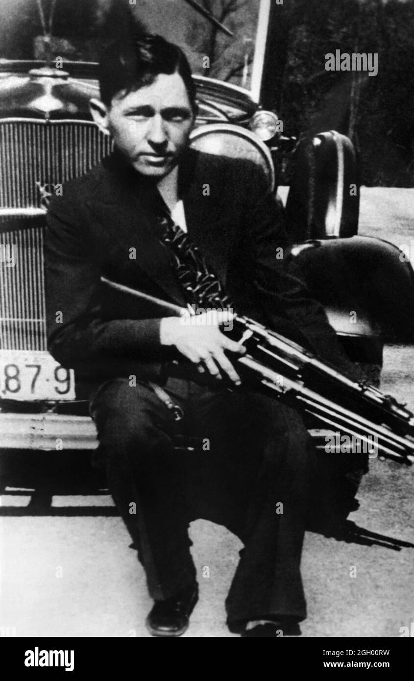 1934 , Etats-Unis : Clyde Barrow avec un fusil . Les célèbres gangsterns couple BONNIE PARKER ( 1910 - 1934 ) et CLYDE BARROW ( 1909 - 1934 ). Contrairement à la croyance populaire, les deux n'ont jamais épousé. Ils étaient dans une relation de longue date. Posant devant une automobile Ford V8 1932 où Bonnie et Clyde sont morts le 23 mai 1934 . Photographe inconnu .- OUTLAWS - KILLER - ASSASSINO - délinquant - criminalità organizata - GANGSTERN - Bos - CRONACA NERA - CRIMINALE -- Archivio GBB Banque D'Images