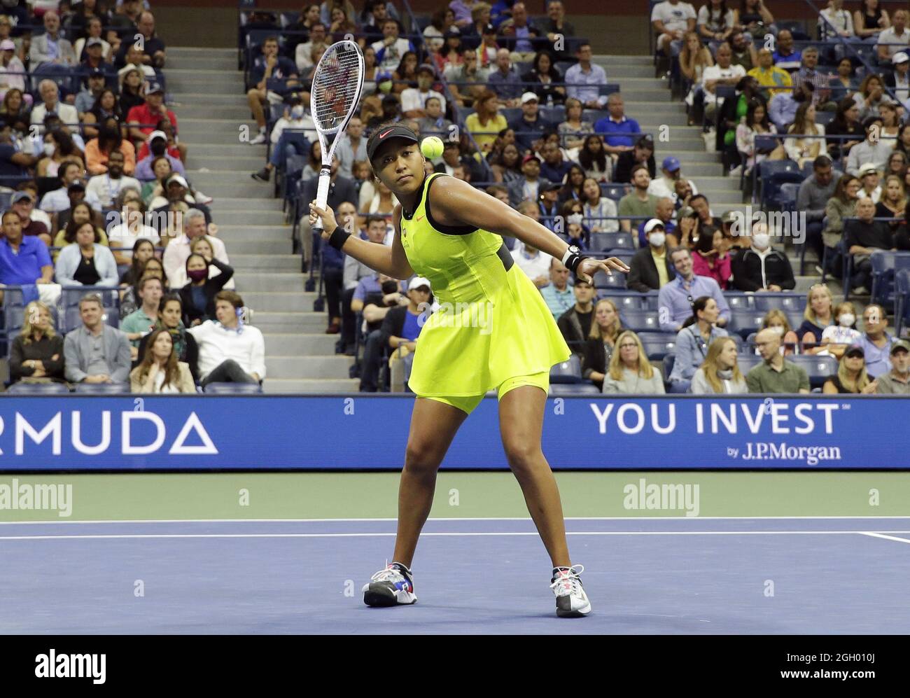 Flushing Meadow, États-Unis. 03ème septembre 2021. Naomi Osaka du Japon reçoit une violation de code pour abus de ballon après avoir frappé une balle de tennis dans la foule après avoir perdu un point avant de perdre à Leylah Fernandez du Canada en 3 se met au stade Arthur Ashe au troisième tour des Championnats de tennis américains ouverts de 2021 à la USTA Billie Jean King National tennis Centre le vendredi 3 septembre 2021 à New York. Photo de John Angelillo/UPI crédit: UPI/Alay Live News Banque D'Images