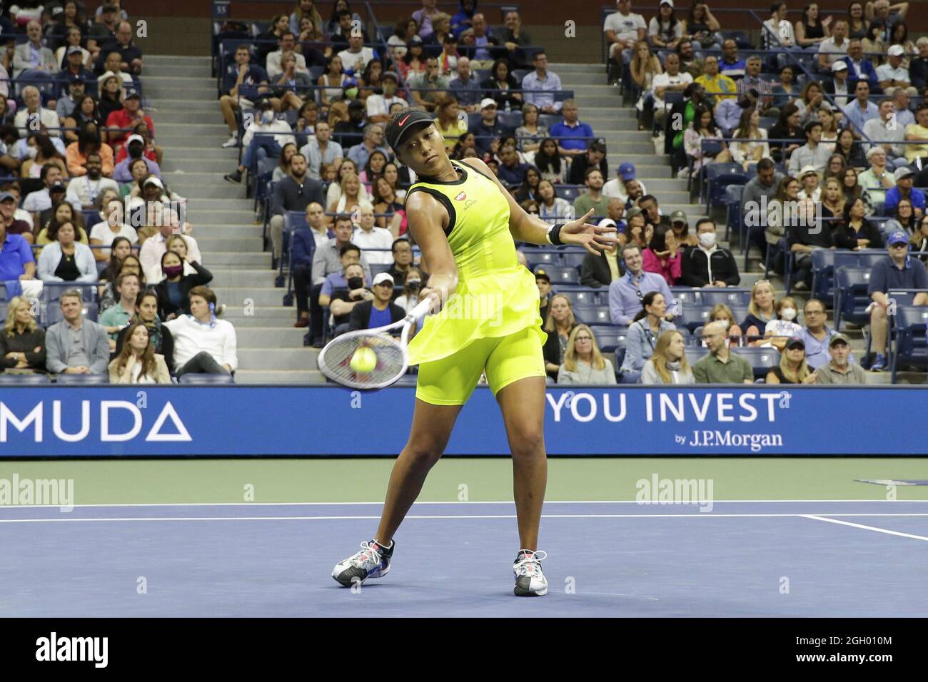 Flushing Meadow, États-Unis. 03ème septembre 2021. Naomi Osaka du Japon reçoit une violation de code pour abus de ballon après avoir frappé une balle de tennis dans la foule après avoir perdu un point avant de perdre à Leylah Fernandez du Canada en 3 se met au stade Arthur Ashe au troisième tour des Championnats de tennis américains ouverts de 2021 à la USTA Billie Jean King National tennis Centre le vendredi 3 septembre 2021 à New York. Photo de John Angelillo/UPI crédit: UPI/Alay Live News Banque D'Images