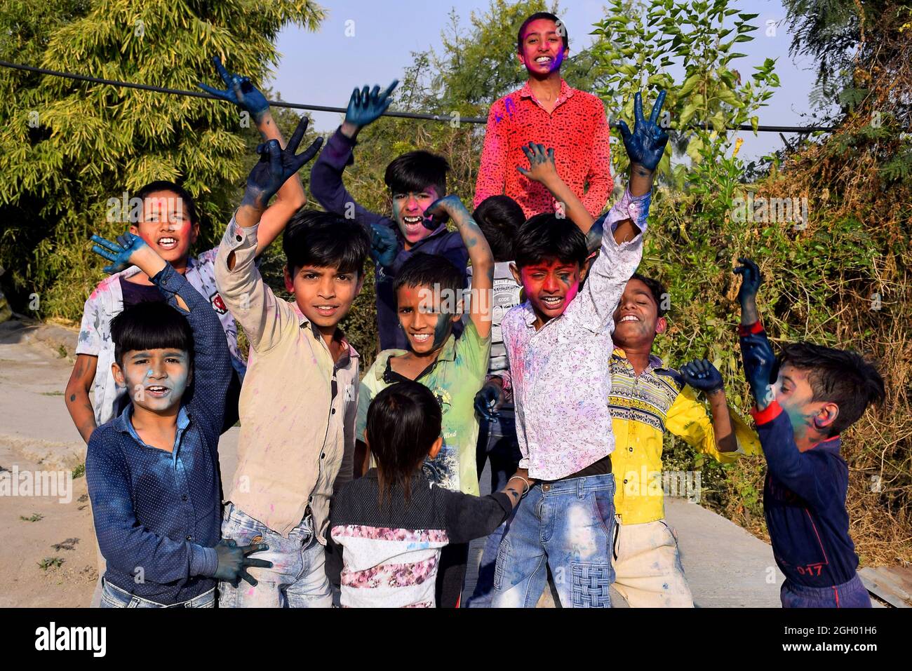 10-03-2020, Dawes, Madhya Pradesh, Inde, les enfants ruraux jouent dans les couleurs dans la bonne posture, concept pour le festival indien Holi Banque D'Images