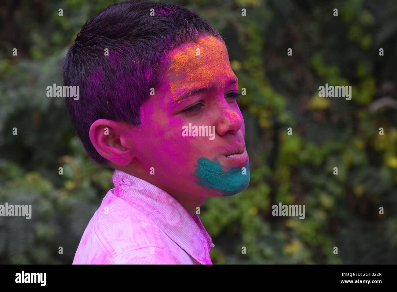 Garçon jouant avec des couleurs, dans une humeur heureuse. Concept pour le festival indien Holi Banque D'Images