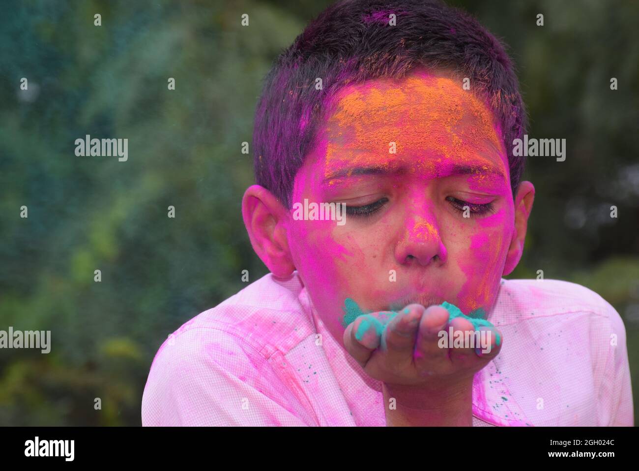 Garçon jouant avec des couleurs, dans une humeur heureuse. Concept pour le festival indien Holi Banque D'Images