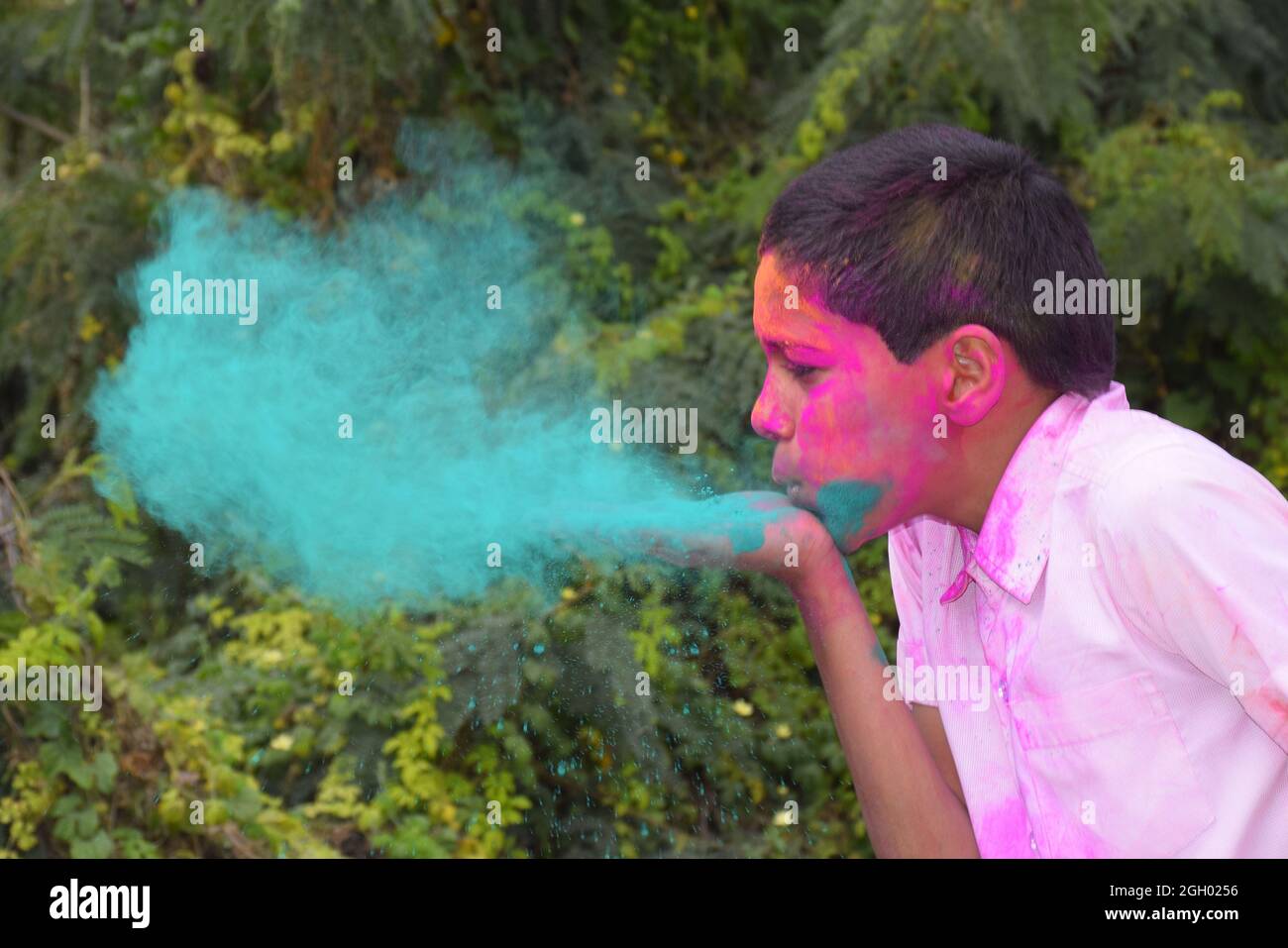 Garçon jouant avec des couleurs, dans une humeur heureuse. Concept pour le festival indien Holi Banque D'Images