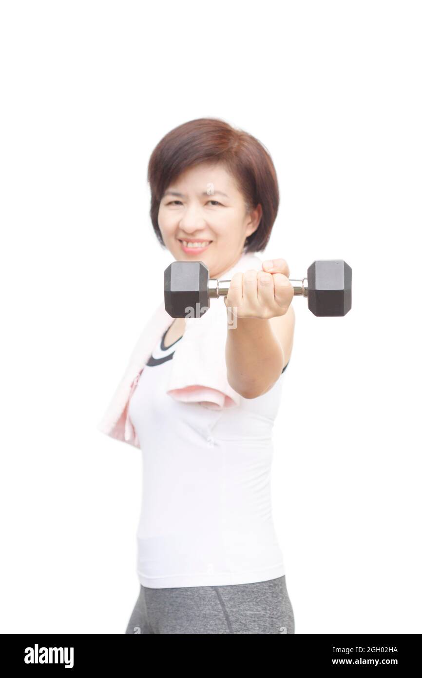 Bonne forme physique femme asiatique d'âge moyen souriant poids de levage heureux Banque D'Images
