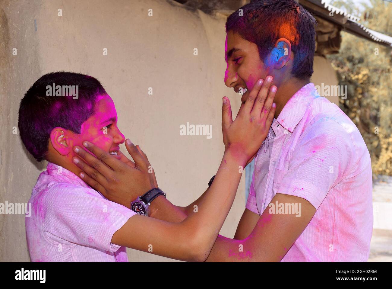 Deux garçons jouent dans les couleurs dans la posture heureuse, concept pour le festival indien Holi Banque D'Images