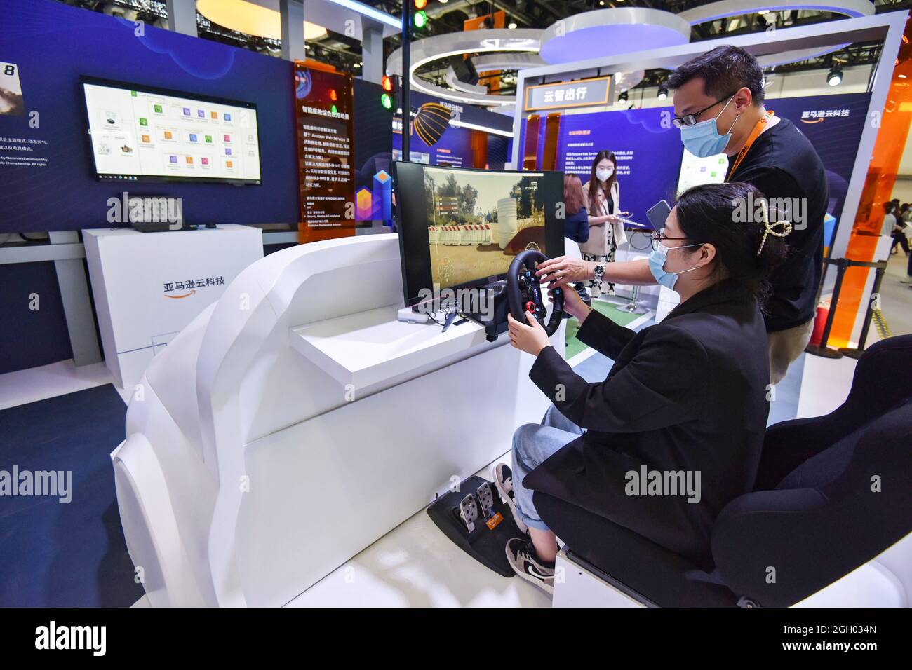 Pékin, Chine. 03ème septembre 2021. Un visiteur de la zone d'exposition sur les technologies cloud d'Amazon qui a fait l'expérience du scénario d'application complet du cockpit intelligent, pendant l'événement. Le salon international chinois du commerce des services (CIFTIS) de 2021 a débuté. Jusqu'à présent, le CIFTIS 2021 a attiré plus de 12,000 entreprises, soit jusqu'à 52 pour cent de celle de 2020. Des représentants de 153 pays et régions ont participé à l'événement, contre 148 l'année dernière. Crédit : SOPA Images Limited/Alamy Live News Banque D'Images