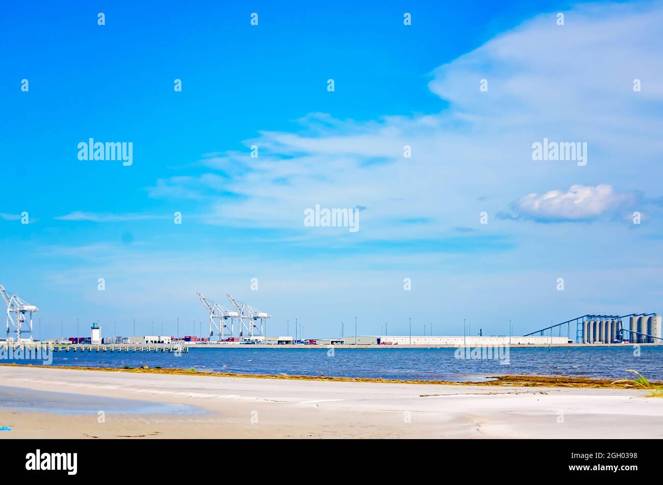 Le port de Gulfport est vu depuis la plage de Gulfport, le 31 août 2021, à Gulfport, Mississippi. Banque D'Images