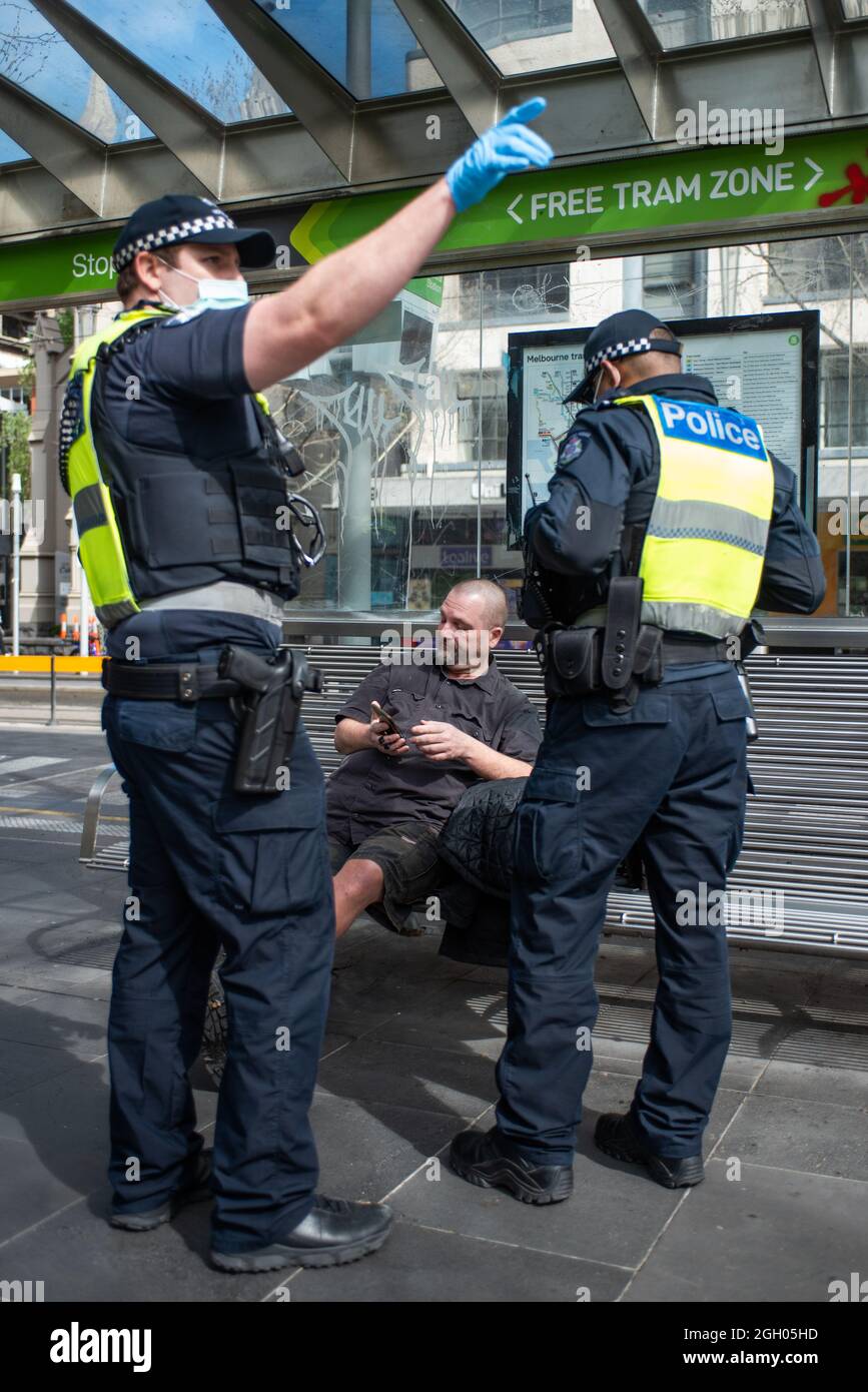 Melbourne, Australie. 4 septembre 2021. Un manifestant anti-verrouillage est interrogé par la police avant d'être emmené pour ne pas avoir montré d'identification. Credit: Jay Kogler/Alay Live News Banque D'Images