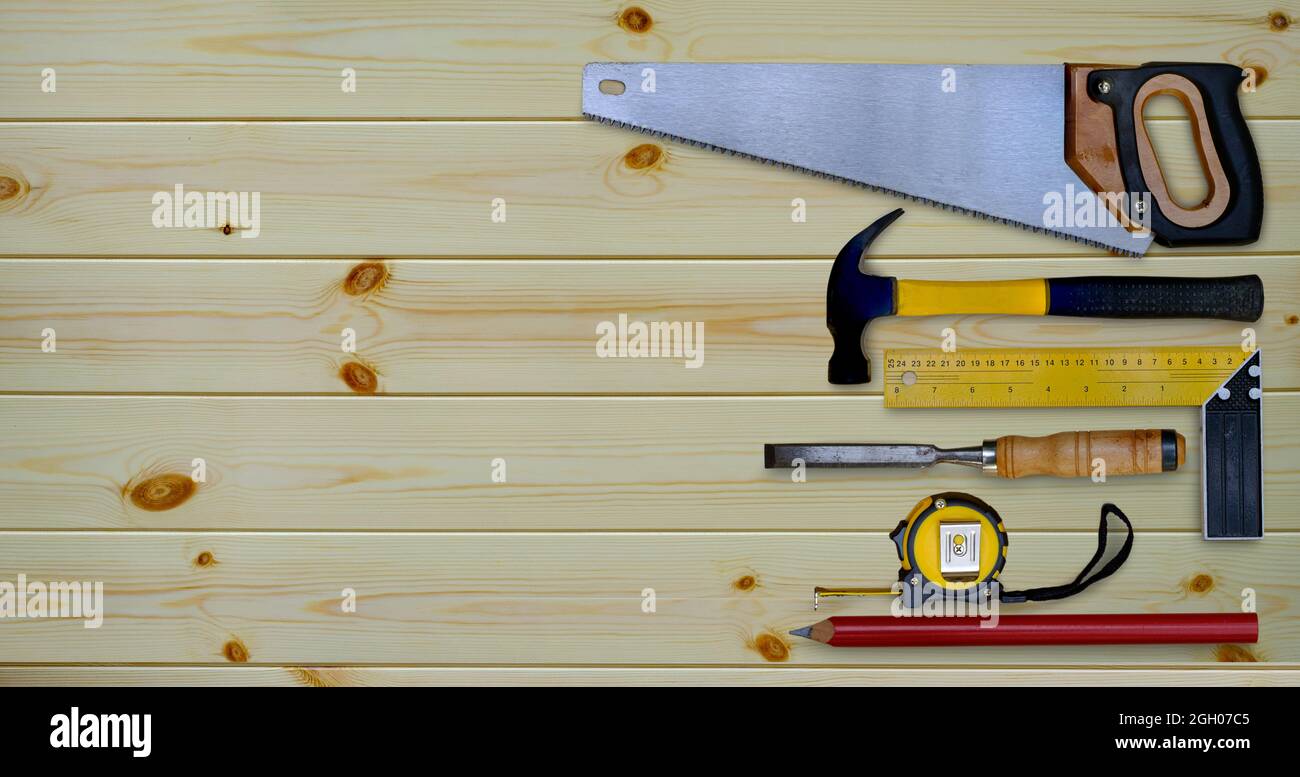 Mètre à ruban pour scie à percussion crayon carré et burin collection d'outils à main pour le travail du bois sur un établi en bois Banque D'Images
