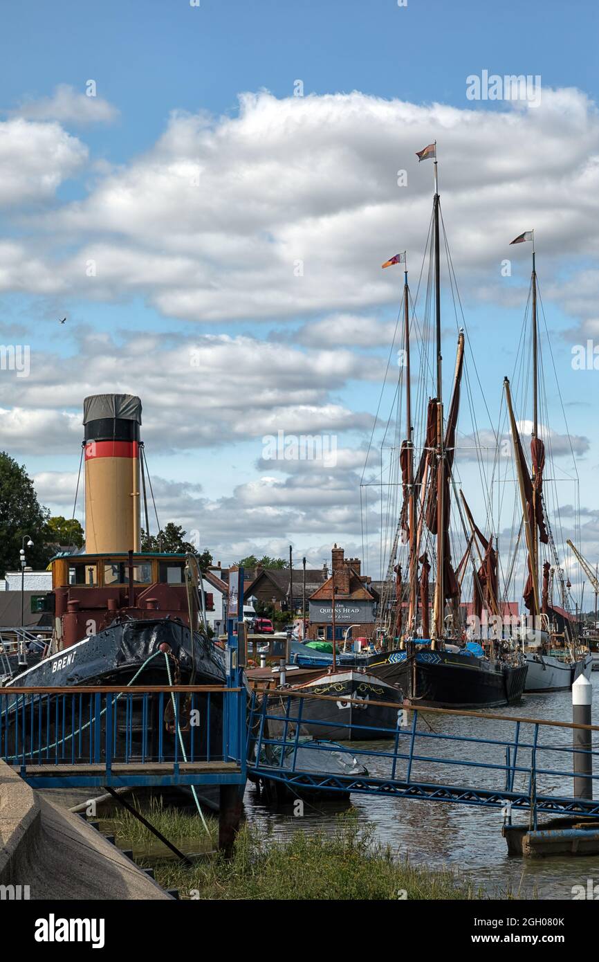 MALDON, ESSEX, Royaume-Uni - 25 AOÛT 2021 : vue le long du quai Hythe sur l'estuaire de Blackwater avec les barges de la Tamise à leurs amarres Banque D'Images