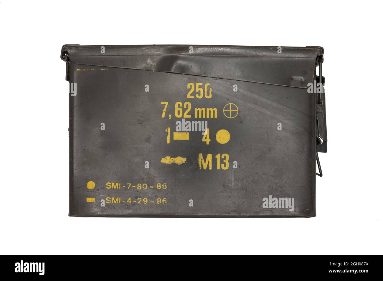 Gros plan d'une boîte de munitions de la Seconde Guerre mondiale isolée sur un fond blanc Banque D'Images