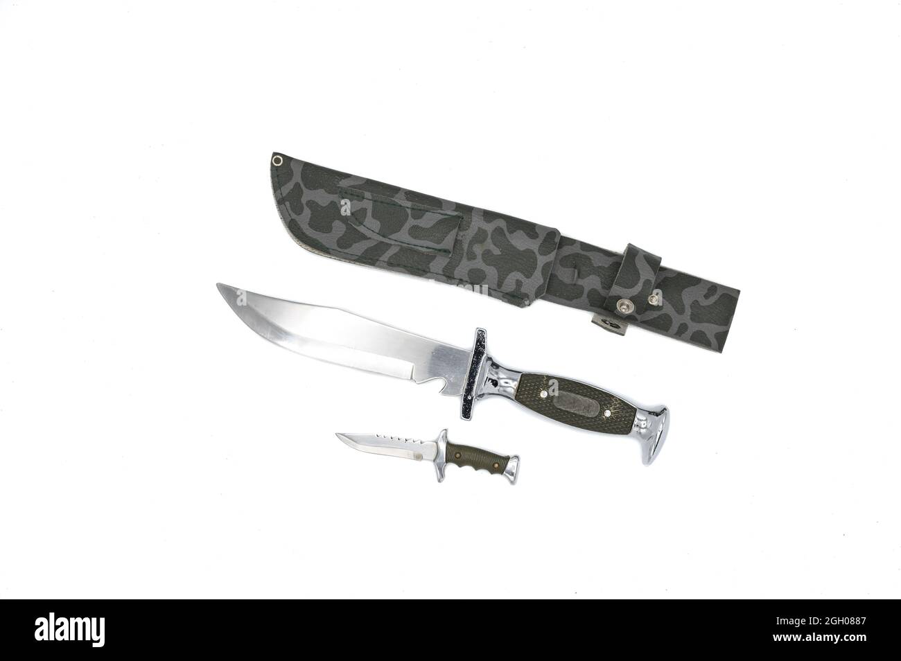 Gros plan d'un couteau militaire multifonction isolé sur fond blanc Photo  Stock - Alamy