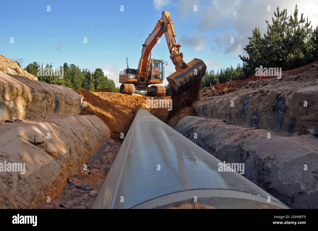 Lors de la construction de pipelines, de grandes tranchées sont construites, la pipline est construite, puis remplie en travaillant dans un espace confiné. Banque D'Images