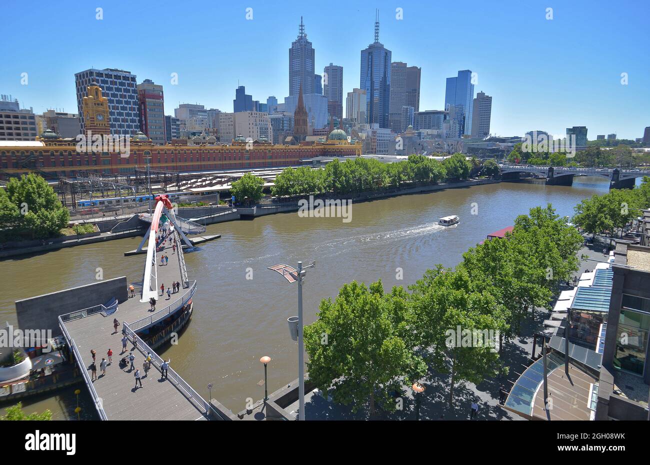Vue aérienne sur la Yarra River au-dessus de Southbank Promenade, passerelle de passage à Flinders Street Station Melbourne. Banque D'Images