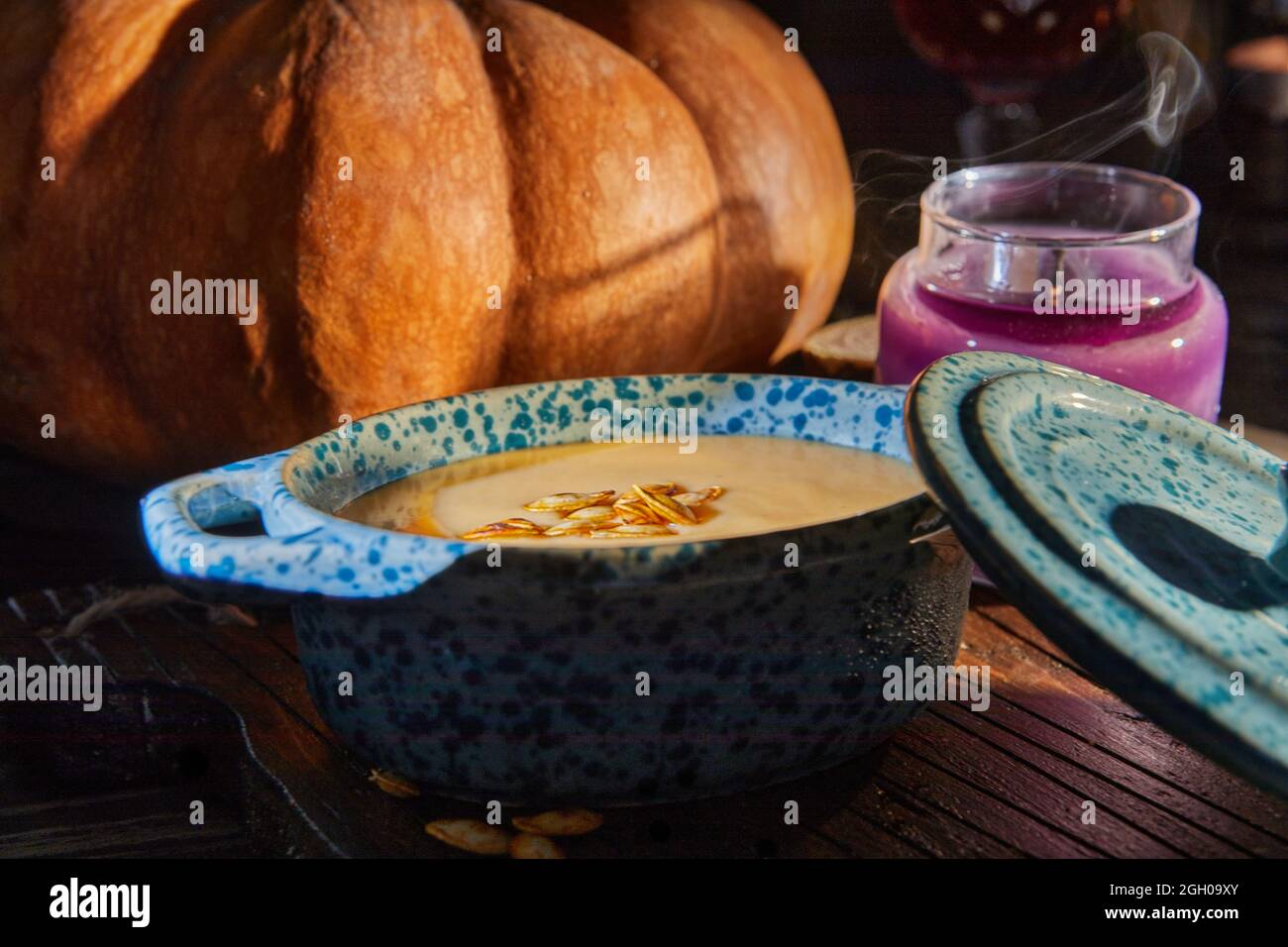 Halloween avec bougies avec potiron et soupe à la crème la nuit sinistre - scène Halloween. Banque D'Images