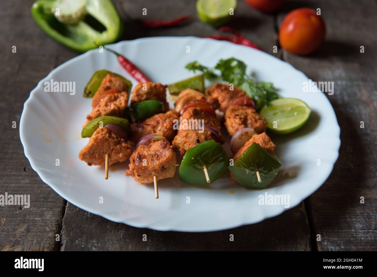 Kebabs de poulet ou ânes grillés avec des légumes sautés dans une assiette blanche. Gros plan. Banque D'Images