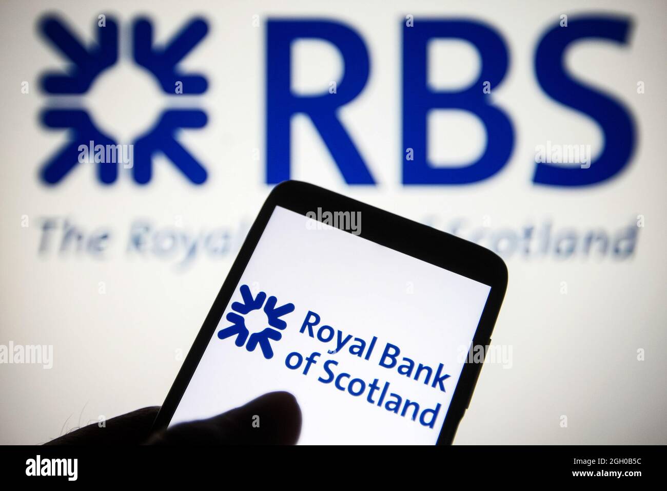Ukraine. 03ème septembre 2021. Sur cette photo, le logo de la Royal Bank of Scotland plc (RBS) est visible sur un smartphone et un écran d'ordinateur. Crédit : SOPA Images Limited/Alamy Live News Banque D'Images