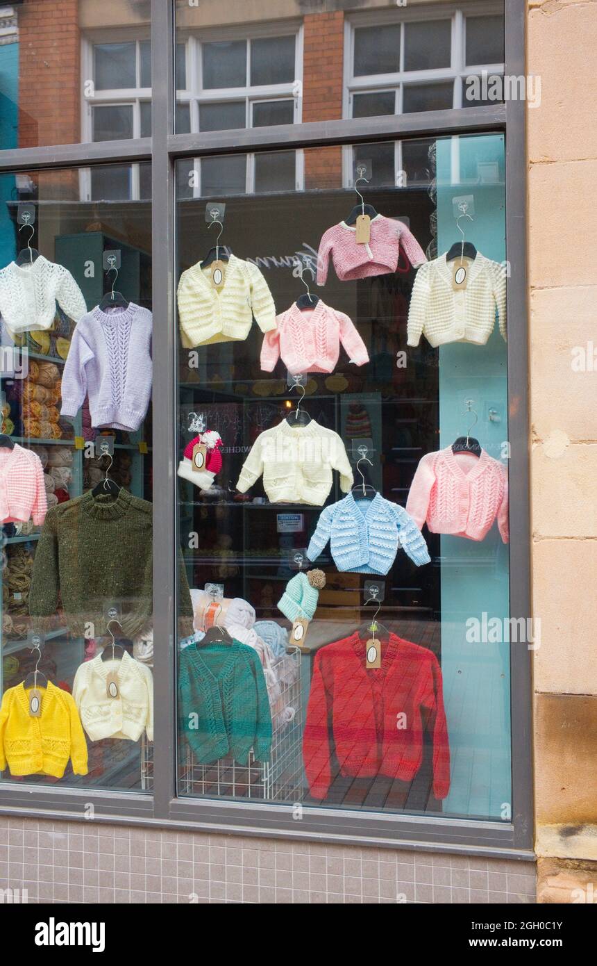 Fenêtre du magasin de tricot à Leicester avec des pulls bébé dans la fenêtre Banque D'Images