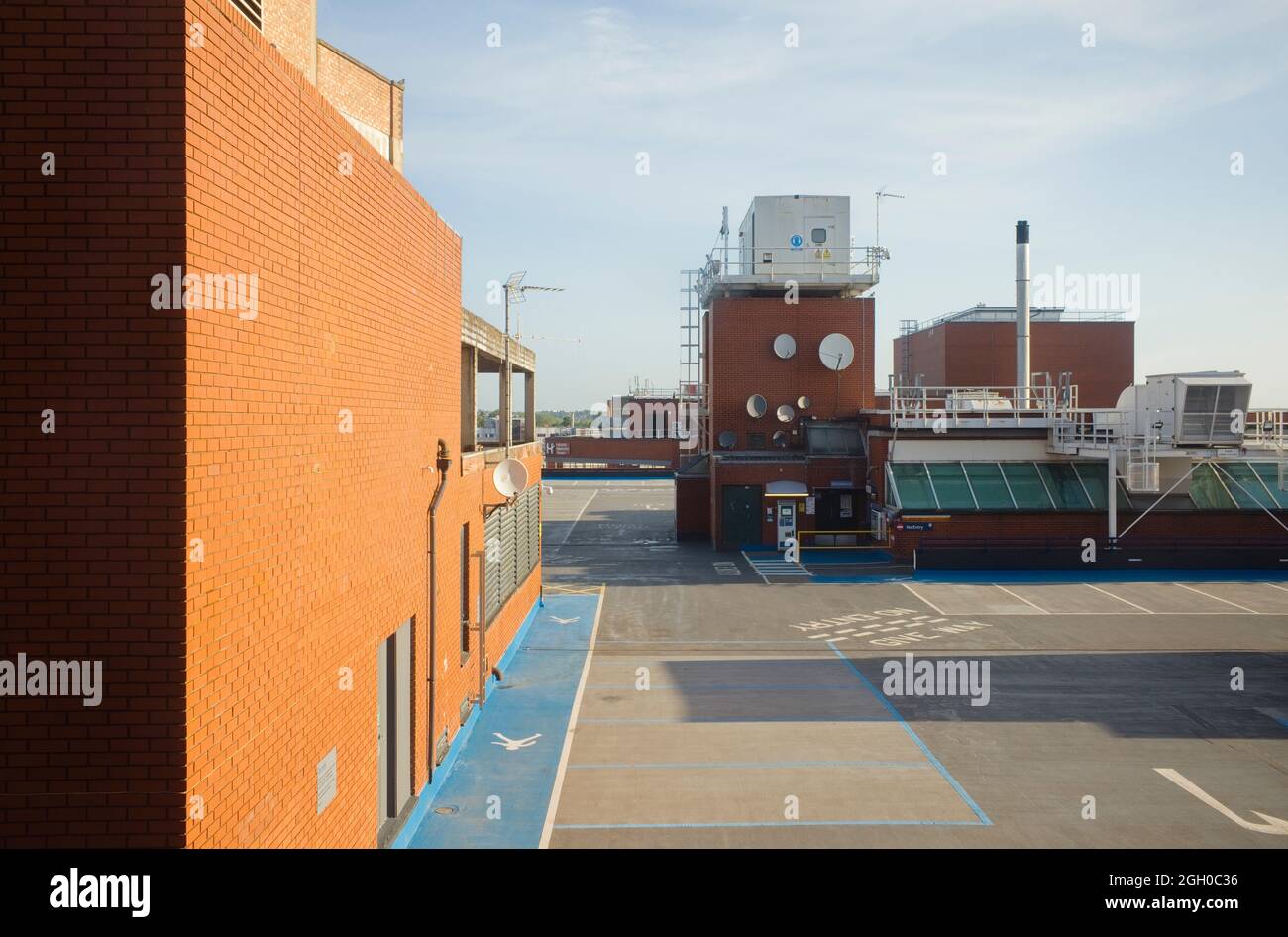 Vue sur le toit du centre commercial Haymarket de Leicester avec parking, plats satellites, ventilateurs, antennes et autres articles Banque D'Images