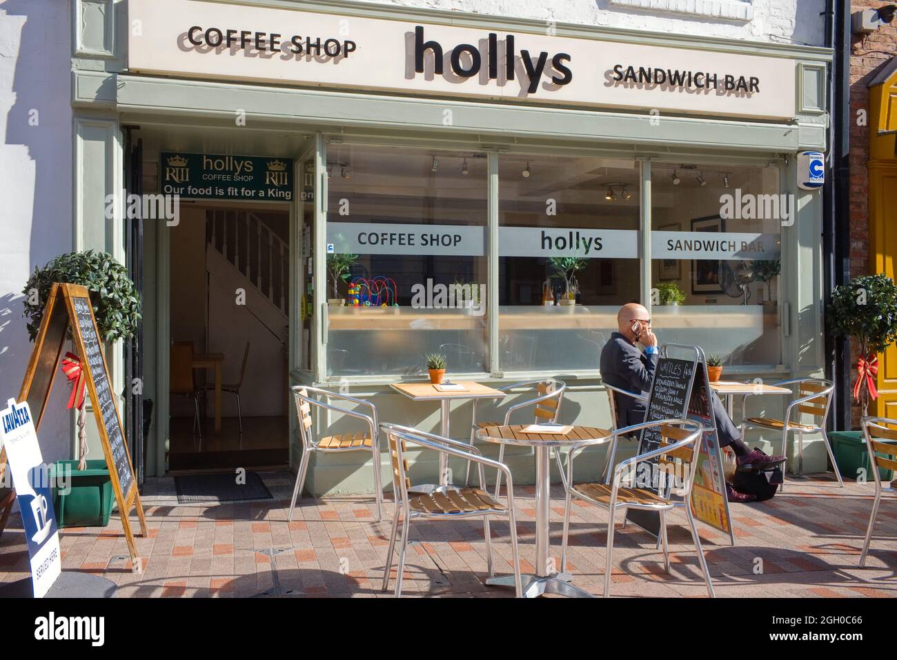 Vous pourrez vous asseoir à l'extérieur au soleil tôt le matin au café-restaurant et café Hollys dans la région de Lanes à Leicester Banque D'Images