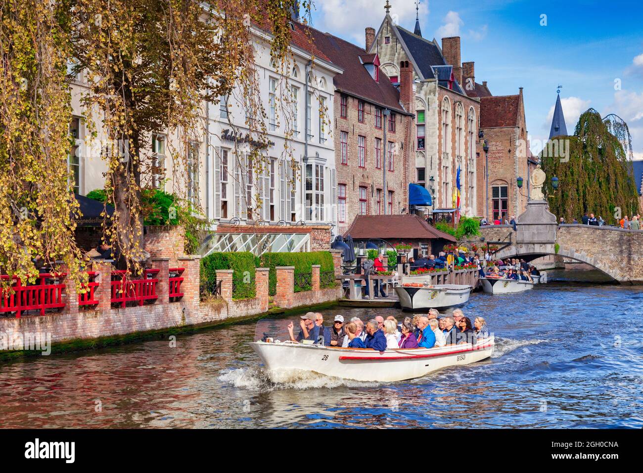 25 septembre 2018 : Bruges, Belgique - visite touristique en bateau sur le canal à côté du pont Wollestraat à Bruges. Banque D'Images