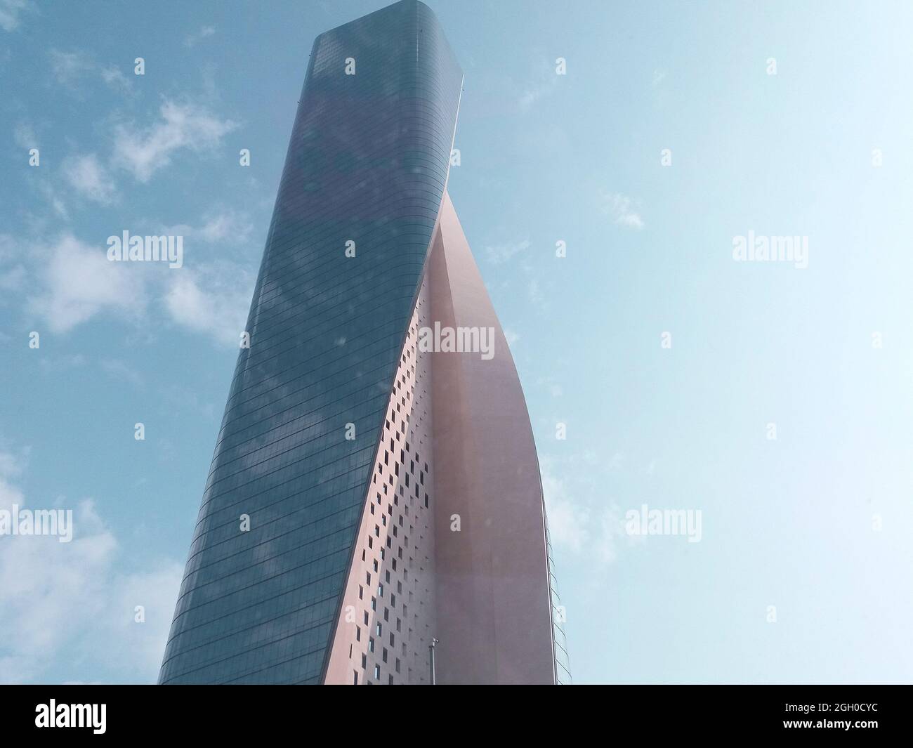 Vue magnifique du bâtiment le plus haut du Koweït, centre commercial Al Hamra. Gratte-ciel du Koweït. Banque D'Images