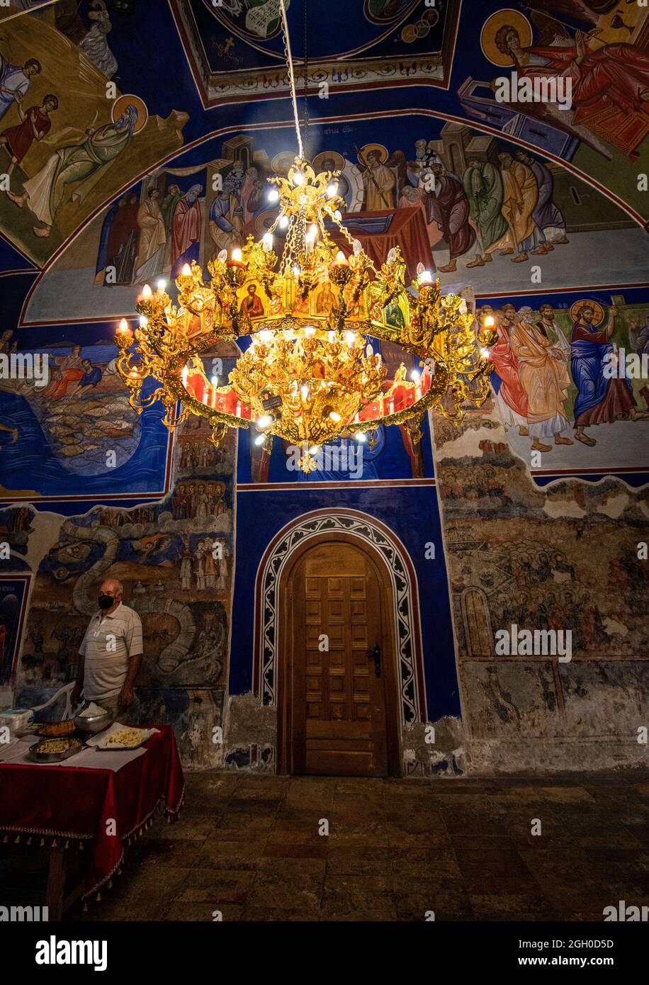 Vieux lustre dans la belle église orthodoxe. Banque D'Images