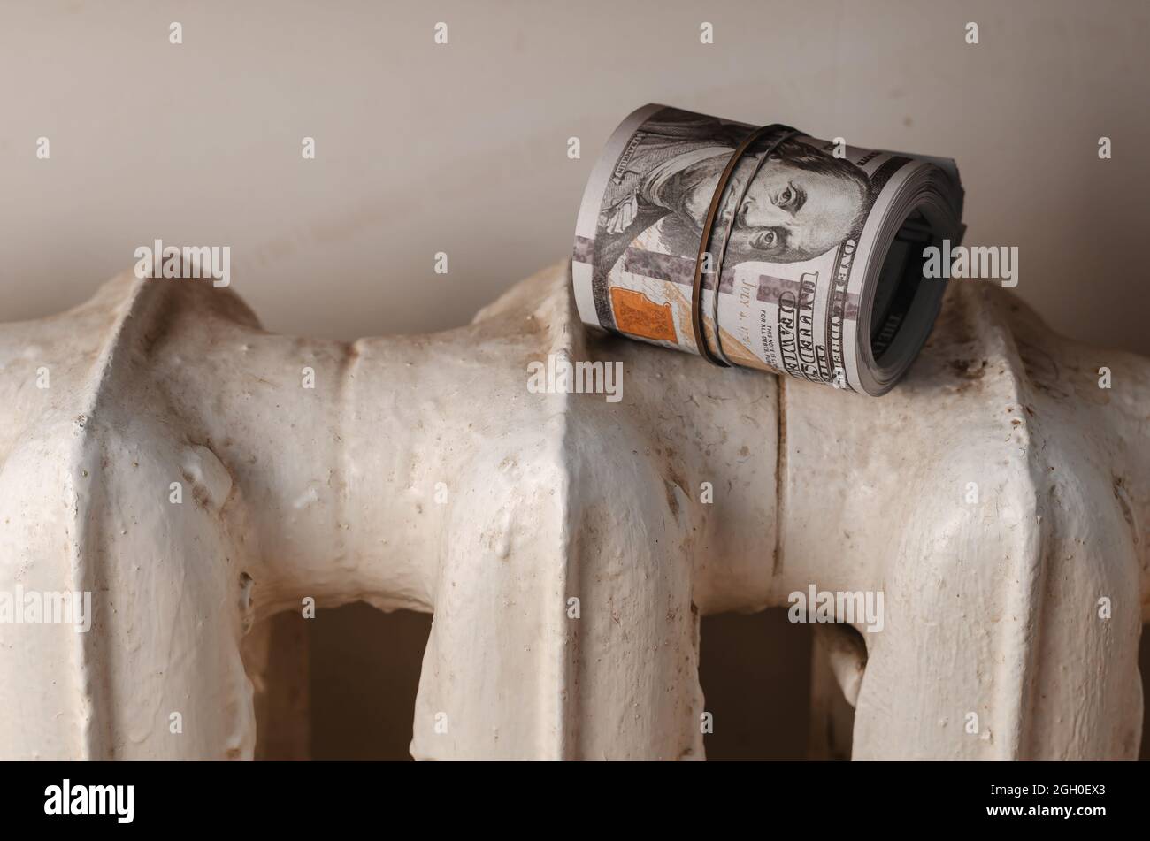 Un ancien radiateur de chauffage en fonte et de l'argent. American One Hundre Banque D'Images