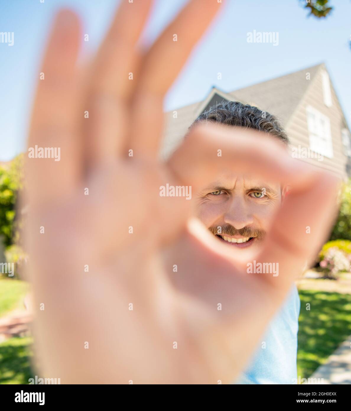 ok geste. homme avec barbe. portrait de visage de gros plan masculin. homme mûr émotif gestuel. Banque D'Images