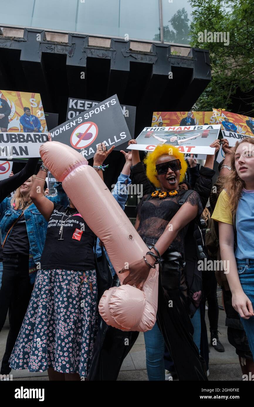 Quelques mois avant les Jeux Olympiques de Tokyo en 2021, un groupe de Terfs en dehors du Haut-commissariat de Nouvelle-Zélande a protesté contre les femmes trans en concurrence avec les hommes pa Banque D'Images