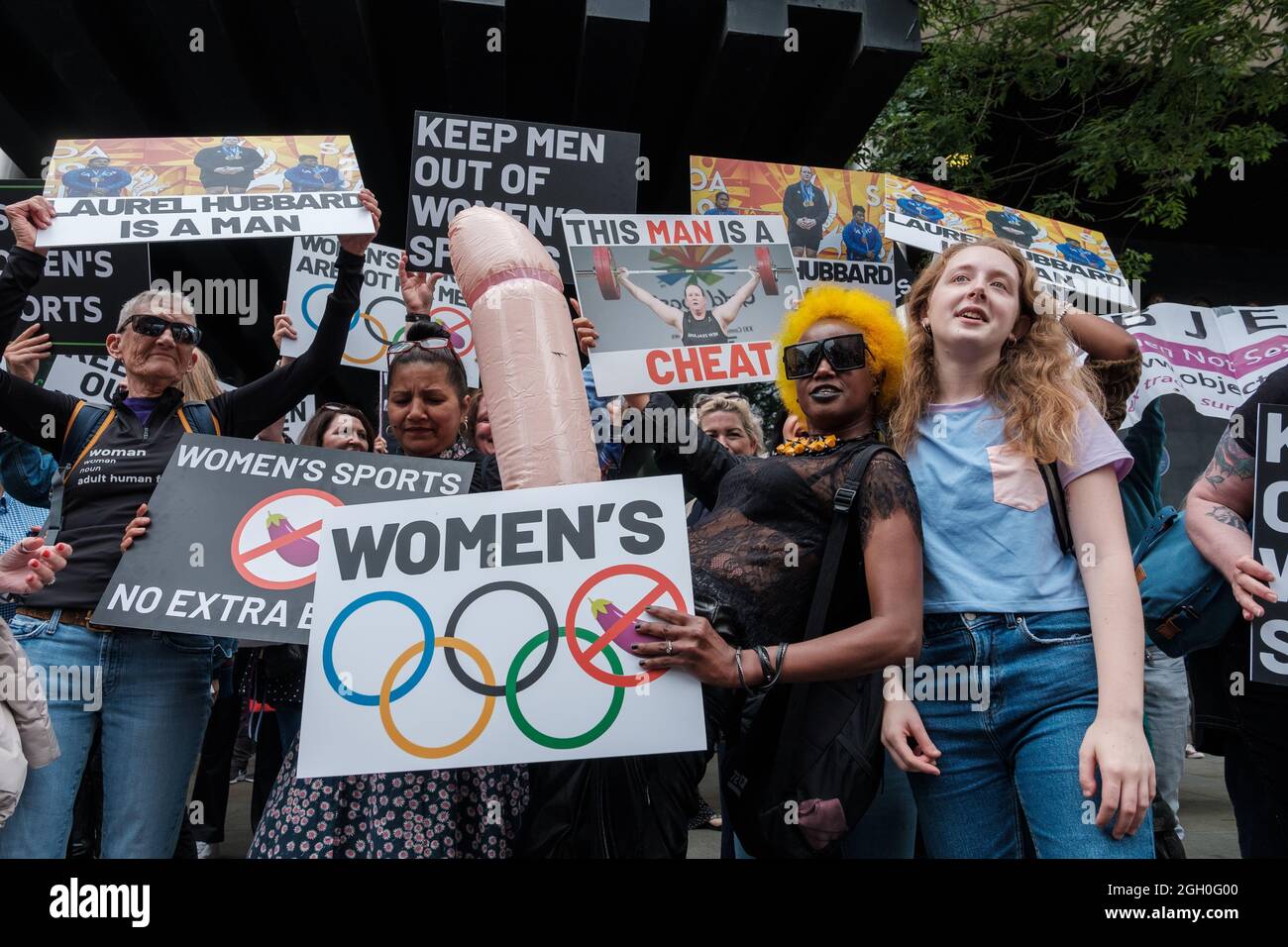 Quelques mois avant les Jeux Olympiques de Tokyo en 2021, un groupe de Terfs en dehors du Haut-commissariat de Nouvelle-Zélande a protesté contre les femmes trans en concurrence avec les hommes pa Banque D'Images