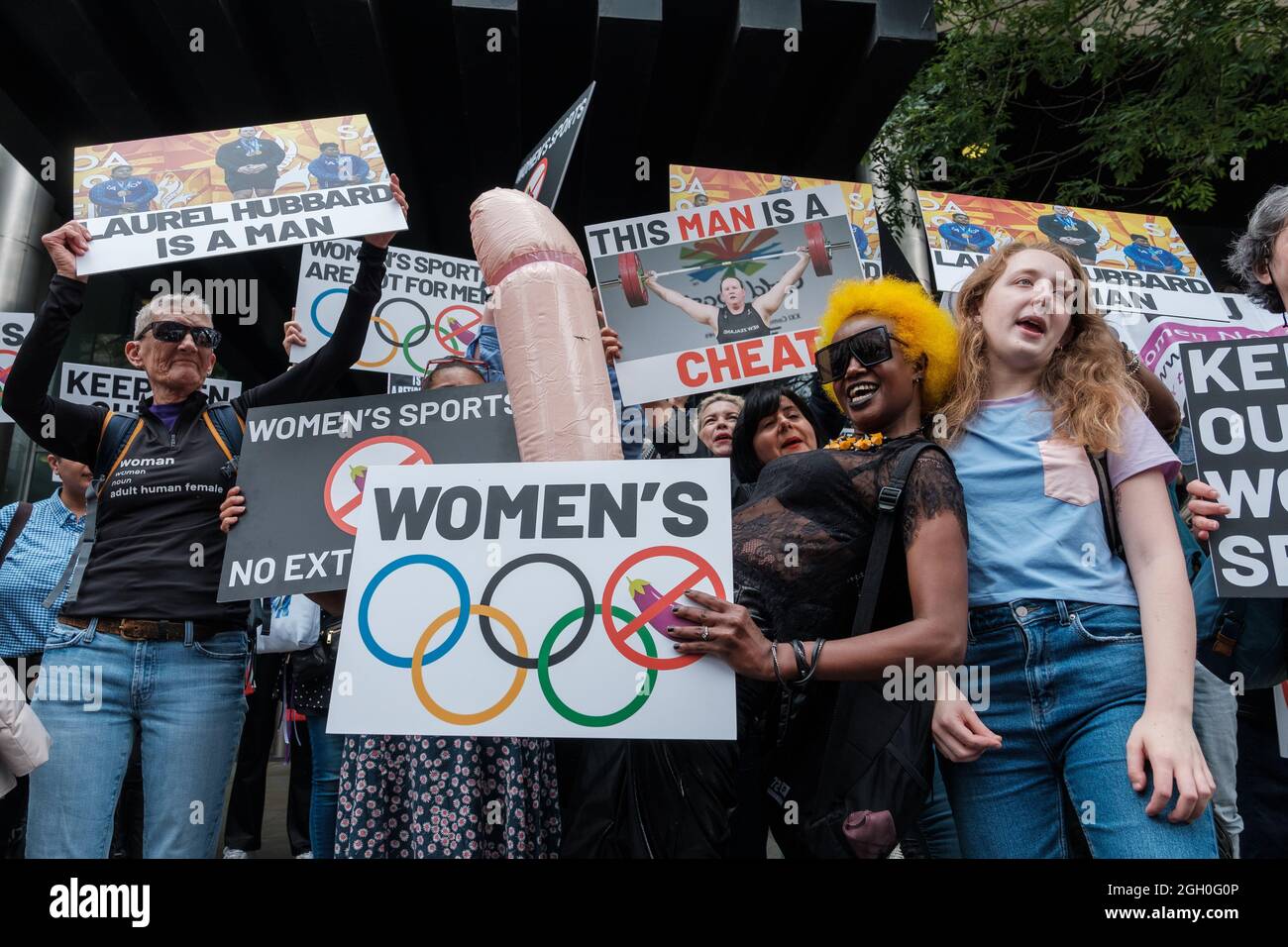 Quelques mois avant les Jeux Olympiques de Tokyo en 2021, un groupe de Terfs en dehors du Haut-commissariat de Nouvelle-Zélande a protesté contre les femmes trans en concurrence avec les hommes pa Banque D'Images