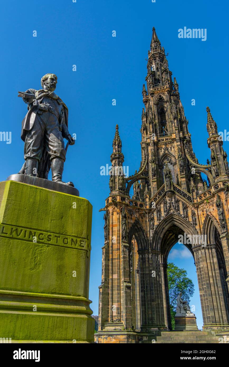 Vue sur la statue de Livingstone dans le parc Princess Street et le monument Sir Walter Scott, Princes Street, Édimbourg, Lothian, Écosse, Royaume-Uni Banque D'Images