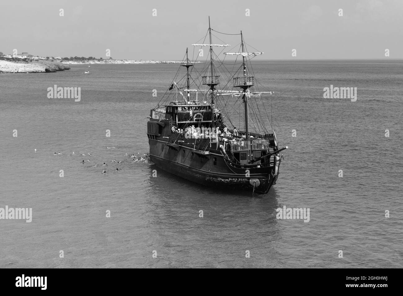 Ayia Napa, Chypre - octobre 17 2019 : vue sur le bateau de croisière Black Pearl au Cap Greco dans le lagon bleu le 17 2019 octobre à Ayia Napa, Chypre. Banque D'Images Ayia Napa, Chypre - octobre 17 2019 : vue sur le bateau de croisière Black Pearl au Cap Greco dans le lagon bleu le 17 2019 octobre à Ayia Napa, Chypre. Banque D'Images
