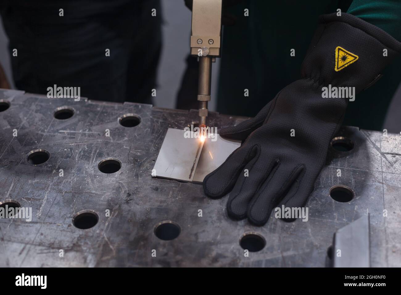 Poznan, Pologne 01 septembre 2021 : ITM Industry Europe, HIGH TECH EXPO. Découpe de l'acier, plasma. Une femme coupe de l'acier avec un plasma. Gros plan. Banque D'Images