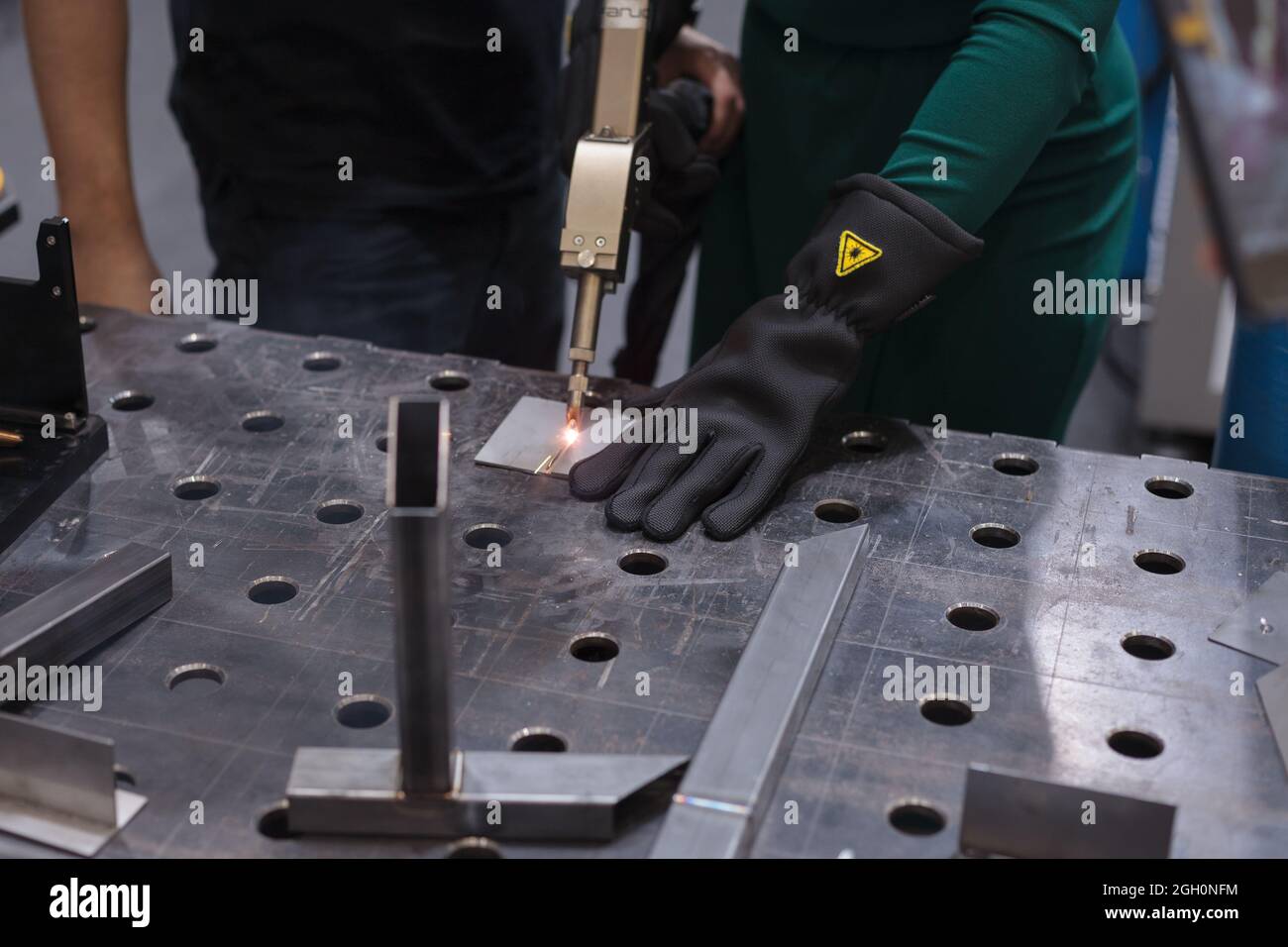 Poznan, Pologne 01 septembre 2021 : ITM Industry Europe, HIGH TECH EXPO. Découpe de l'acier, plasma. Une femme coupe de l'acier avec un plasma. Gros plan. Banque D'Images