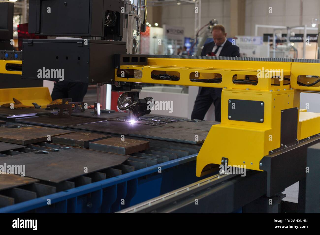 Poznan, Pologne 01 septembre 2021 : ITM Industry Europe, HIGH TECH EXPO. Machine de découpe industrielle automatique de l'acier Banque D'Images