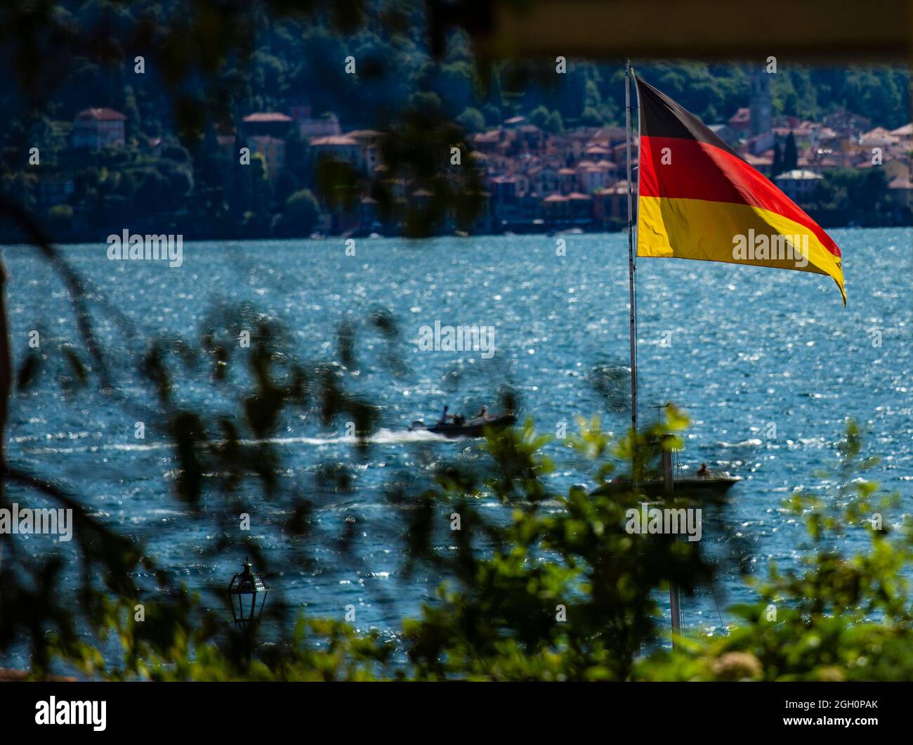 Die deutsche Flagge weht am Comer See in Italien. Banque D'Images