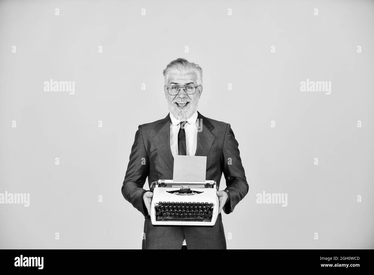 L'écrivain colle de vieilles habitudes. Magasin de produits d'occasion. Objets vendeurs vintage. Connaisseur des valeurs millésières. Machine à écrire vintage. Homme d'affaires utilise un technolo rétro Banque D'Images