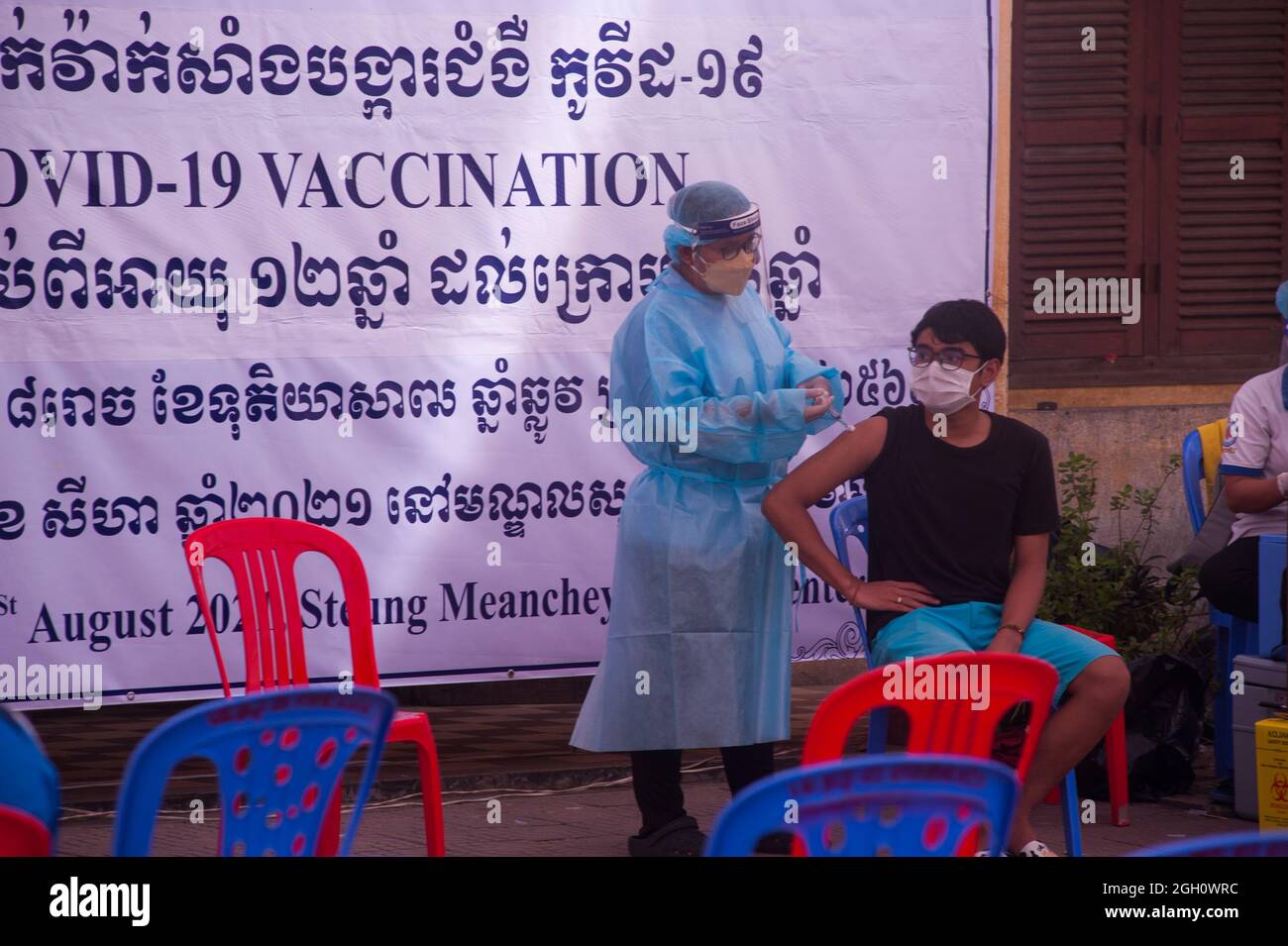 Phnom Penh, Cambodge. Le 4 septembre 2021. Depuis plus de 1/2 ans, Phnom Penh est aux prises avec une vague de COVID - 19. Le gouvernement cambodgien reste sur la voie de son programme de vaccination pour les 12 à 17 ans. EMT / médicaments dans l'EPI complet donner la 2ème série de vaccins aux adolescents. Credit: Kraig Lieb / Alamy Live News Banque D'Images