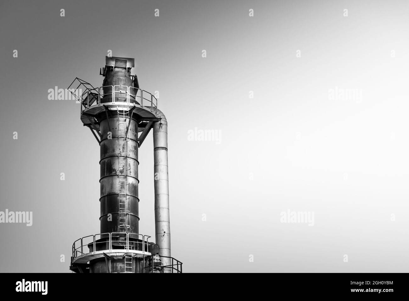 Photo d'art en noir et blanc d'une cheminée d'une usine abandonnée Banque D'Images