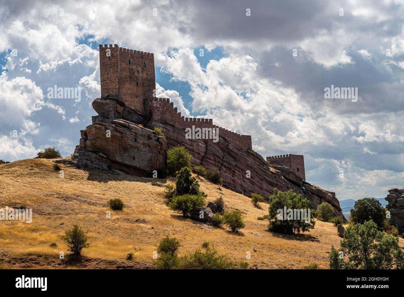 Vue sur le château de Zafra, un château du XIIe siècle près de Campillo de due–as, Guadalajara. Le château est très populaire depuis HBO filmé des scènes extérieures pour Banque D'Images