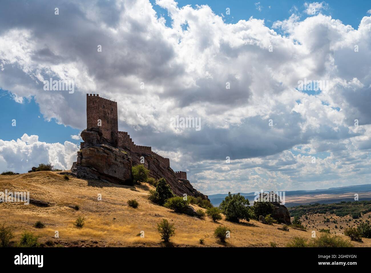 Vue sur le château de Zafra, un château du XIIe siècle près de Campillo de due–as, Guadalajara. Le château est très populaire depuis HBO filmé des scènes extérieures pour Banque D'Images